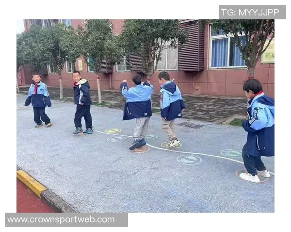 五大囧再添一笔大球后退鞋子掉落摔倒瞬间引发笑声